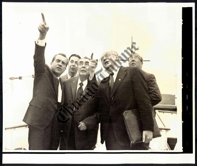 20 июня 1973 года. Никсон что-то показывает Брежневу во время прогулки на президентской яхте "Секвойя" по реке Потомак 