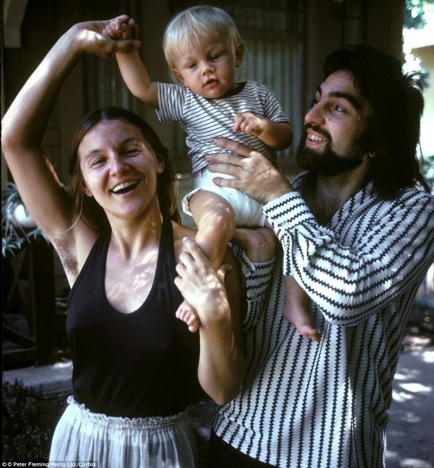 ...например, подмышки его мамы. Только взгляните на это трогательное фото Лео, его папы Джорджа и мамы Ирмелин!