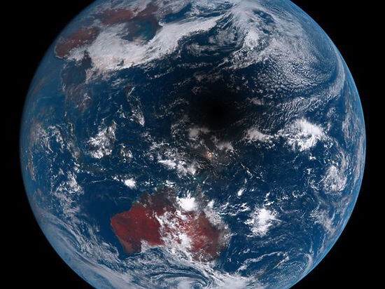 В интернет попала космическая фотография Земли в тени Луны