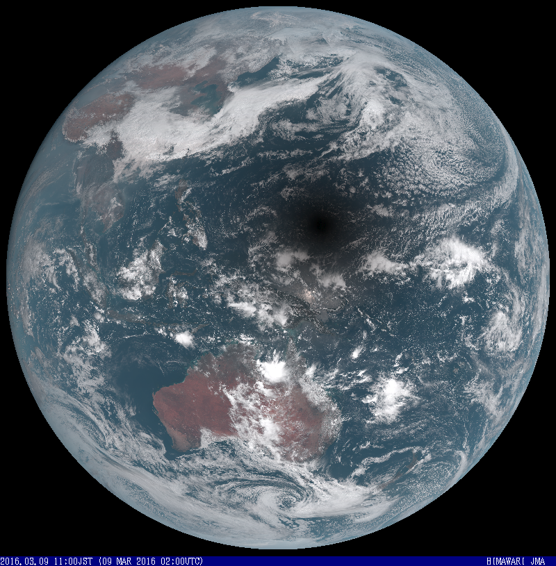 В интернет попала космическая фотография Земли в тени Луны