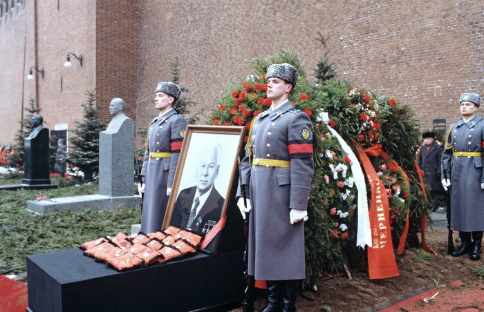 Черненко стал последним похороненным у Кремлевской стены 