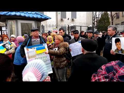 Разоблачение пикетчиков у посольства РФ в Киеве: они стоят за 100 гривен 