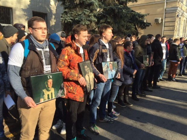  Более 200 человек пришли к посольству Украины с портретами погибших журналистов