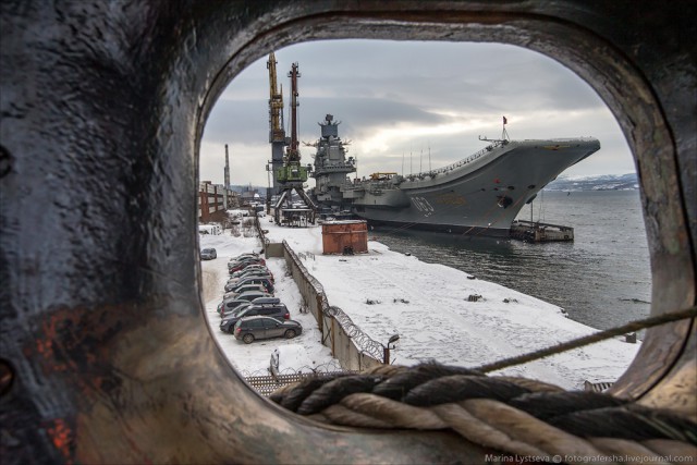 После дальнего похода в Средиземном море "Адмирал Кузнецов" встанет в ремонт на 2-2,5 года. В частности, крейсеру предстоит обновление авиагруппы.