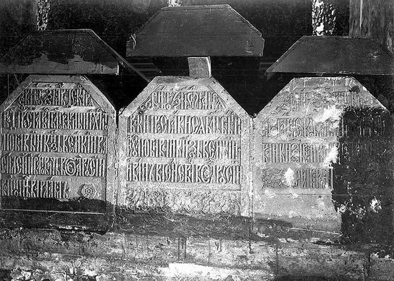 Надгробия Ивана III (1440-1505) и Василия III (1479-1533) и царевича Дмитрия (1552-1553). 