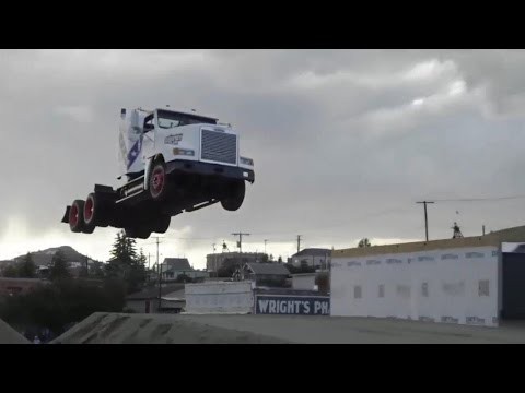 Прыжок на грузовике на расстояние 35 метров 