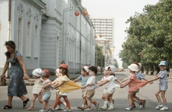 Воспитанники детского сада переходят дорогу в Батуми. Фото Владимир Акимов, 1987 год:
