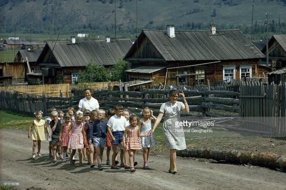 Снова Дин Конгер, село Малое Голустное в Сибири, 1967, хотя это уже школяры, наверное: