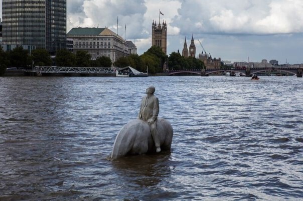 В Лондоне дважды в день из Темзы появляются "всадники промышленного апокалипсиса"