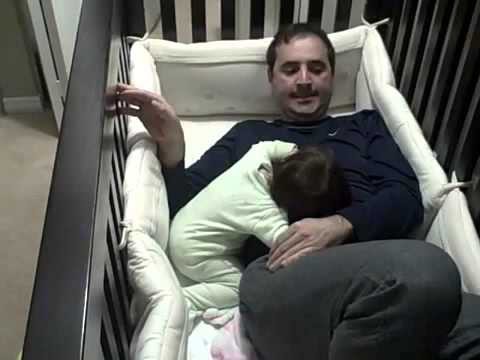 Папа укладывает дочку спать 