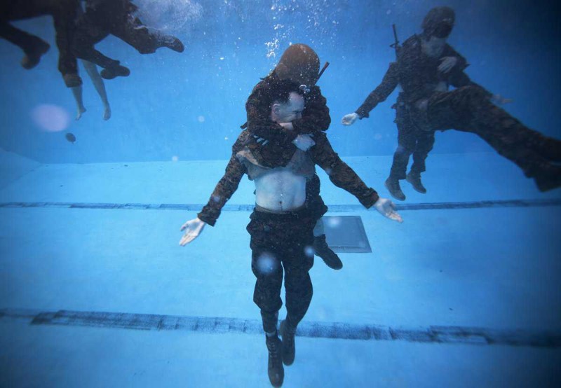 1. Тренировка спасения под водой.