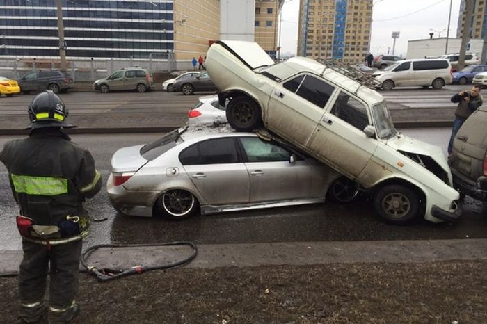 Волга оказалась на крыше BMW после аварии