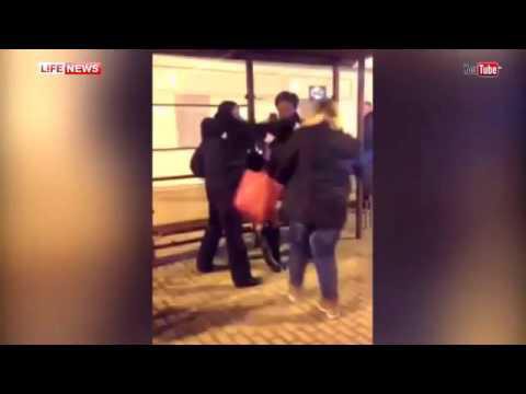 Пьяные бабы атакуют полицию в Москве 