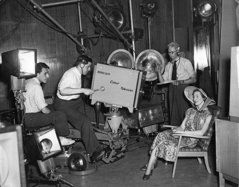1954: Глория Кларри позирует на камеру в яркой одежде во время демонстрации цветного телевидения в Marconi House