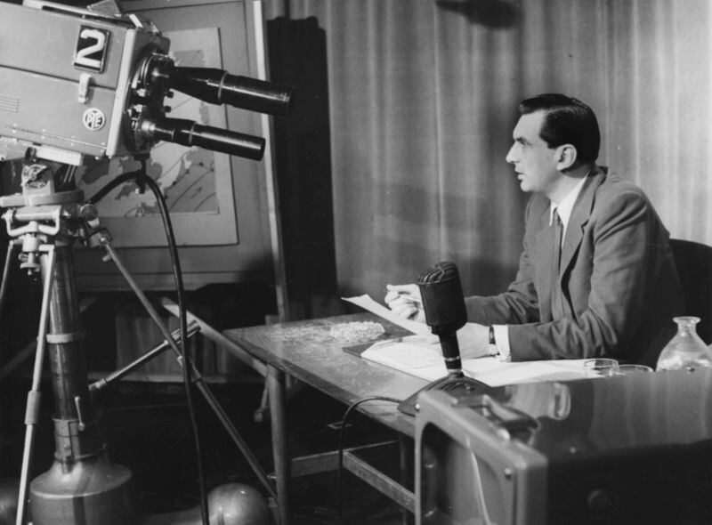 1945: Телеведущий Хью Томас зачитывает новости перед телекамерой PYE