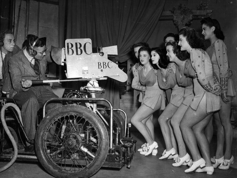 1946: BBC снимает «девушек из Уиндмилл» на портативную камеру для тестовой трансляции
