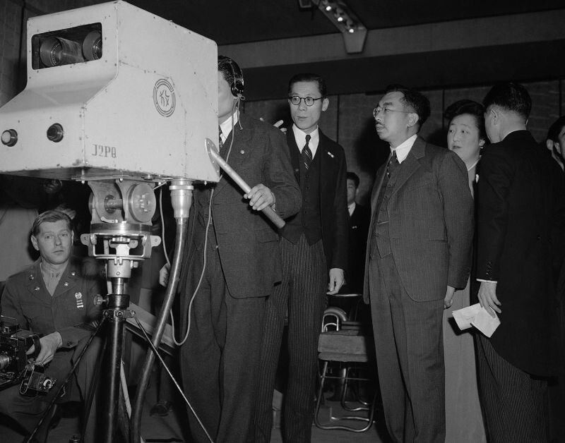 1949: Японский император Хирохито и императрица остались довольны телекамерой