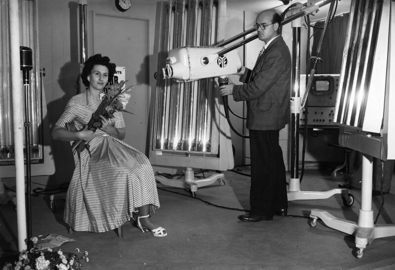 1949: На стенде PYE на 16-ой национальной радиовыставке в лондонском выставочном центре «Олимпия» снимают букет в цвете с использованием первого коммерческого оборудования для цветной телесъемки