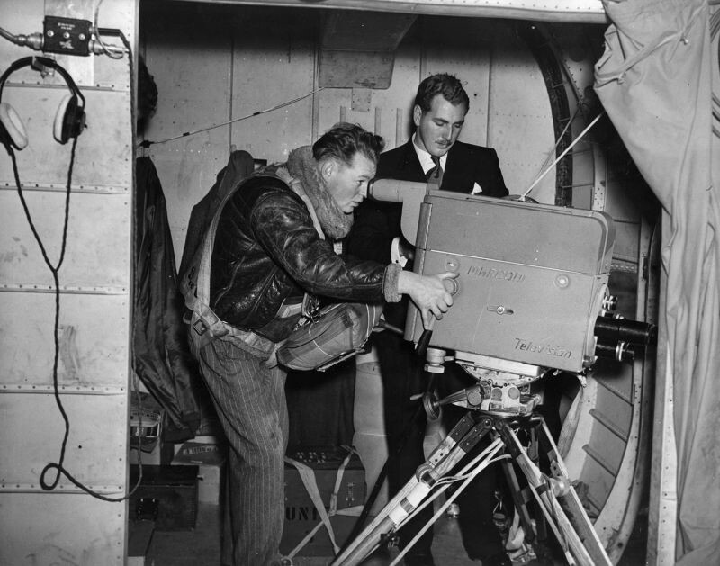 1950: Телекамера Marconi Image Orthicon, которую использовал BBC для съемки над Лондоном на борту британского транспортного самолета. Это первый случай, когда телевидение оторвалось от земли