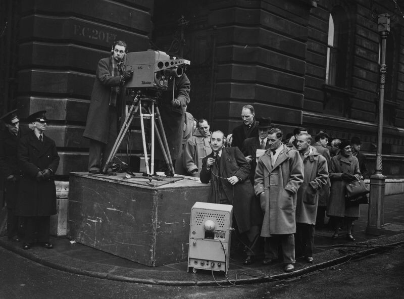 1951: Трансляция на открытом воздухе. Съемочная группа BBC ожидает появления высокопоставленных гостей на Даунинг-стрит в Лондоне