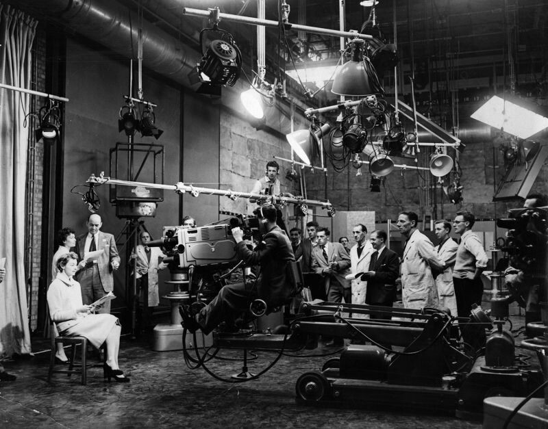 1955: Телеведущая перед лицом огромной съемочной группы и оборудования на станции телесети Independent Commercial Television Network