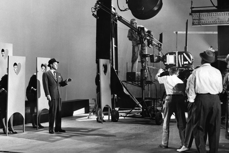 1957: Съемки передачи «Шоу Фрэнка Синатры». Операторы и другие члены съемочной группы окружают исполнителей