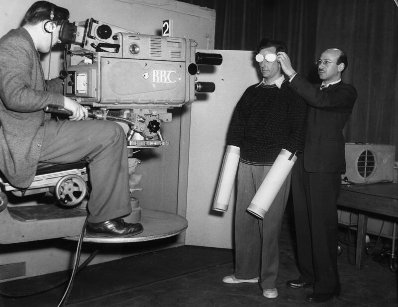 1957: Британский психолог доктор Сирил Франкс проводит эксперимент с сенсорной депривацией на телевидении