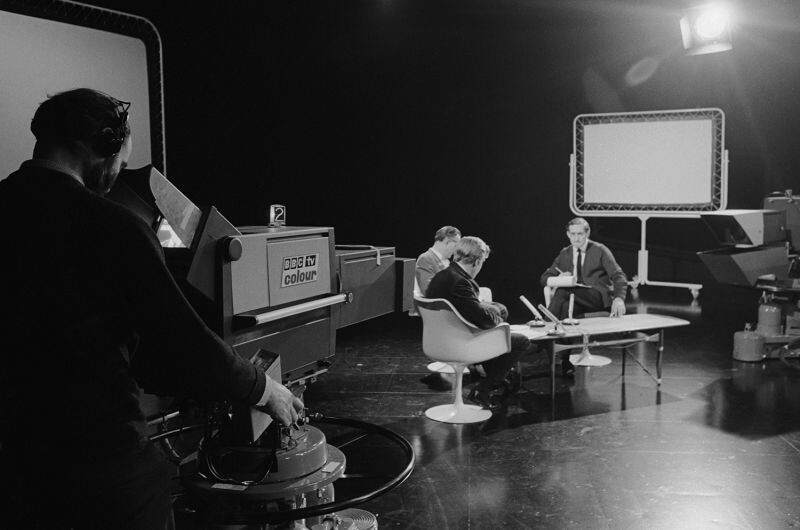 1967: Дискуссионную передачу снимают двумя студийными телекамерами на телецентре BBC в районе Лондона Уайт-Сити