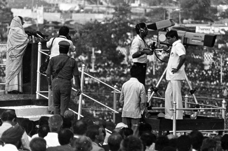1982: Премьер-министр Индии Ганди обращается к публике во время празднования Дня независимости