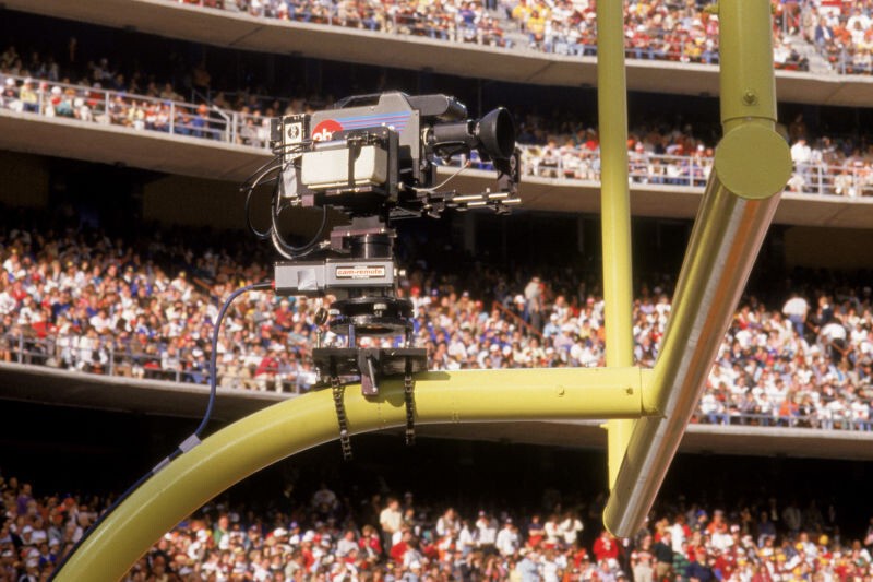 1988: Дистанционная телекамера ABC, установленная на воротах во время Супер Боула