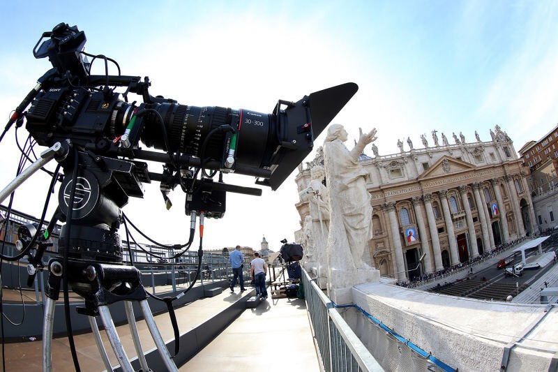 2014: 4K и 3D видеокамеры, установленные на колоннаде собора Святого Петра во время подготовки CTV (Ватиканский телевизионный центр) к трансляции канонизации Папы Иоанна XXIII и Папы Иоанна Павла II в Ватикане