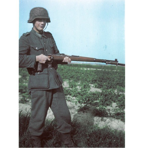 Молодой немецкий солдат позирует с винтовкой Mauser 98k