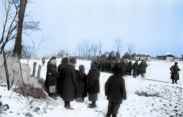 Колонну пленных немцев встречают местные жители.