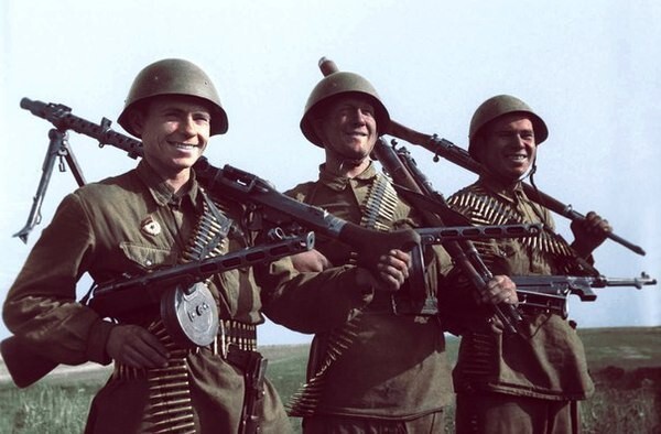 Солдаты-гвардейцы с захваченным немецким стрелковым оружием.