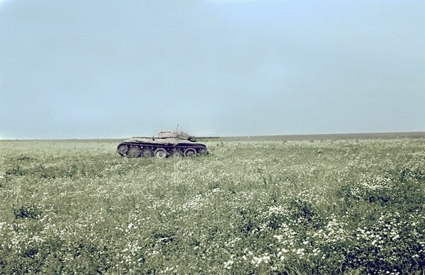 Подбитый во время боев в Калининской области танк Т-34 образца 1942 года