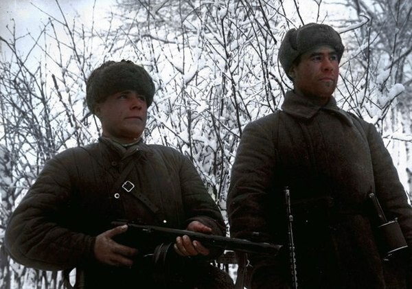 Советские автоматчик и стрелок позируют фотографу в перерыве между боями во время битвы за Москву.