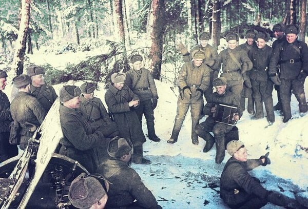 Советские артиллеристы на отдыхе.  Под Москвой, зима 1941 - 1942 годы.