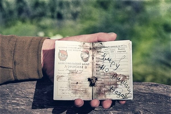Комсомольский билет погибшего красноармейца казаха Нурмаханова под №20405684 с записью на страницах «Умру но ни шагу назад». 3-й Белорусский фронт.