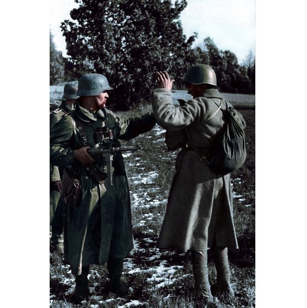 1943. Немецкие солдаты поймали советского
