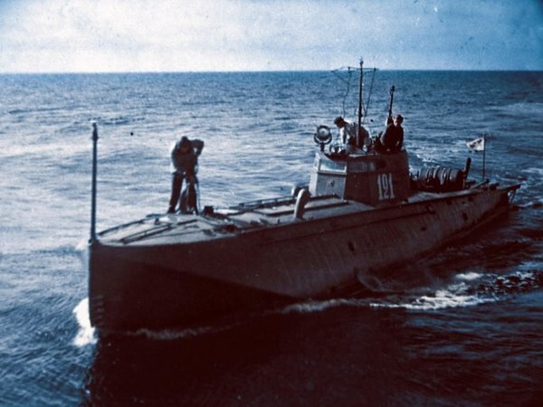  Советский торпедный катер Черноморского флота типа Г-5 №121 идет на швартовку.