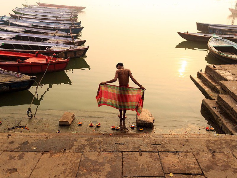1 "Священное купание". Автор - Raja Subramaniyan. На берегу реки Ганг. Варанаси, Индия.