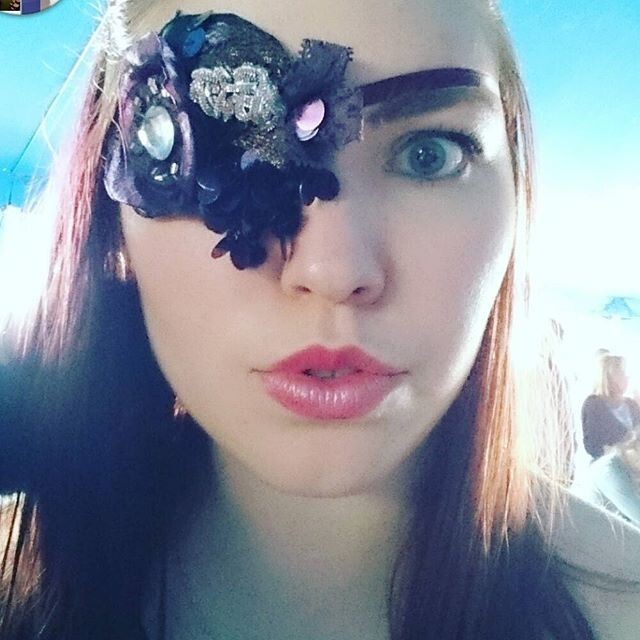 Юная австралийка, потерявшая глаз из-за рака, носит модные повязки
