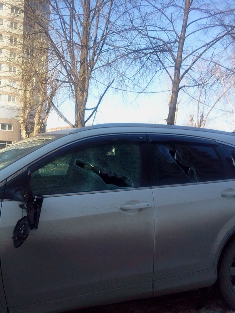 Женщине разбили стекла за парковку на тротуаре