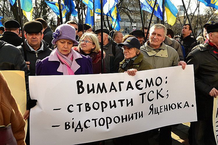 Тимошенко поймали на организации проплаченного митинга против Яценюка 