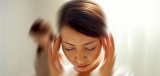 Сильная головная боль может также запутать речь или затуманить зрение