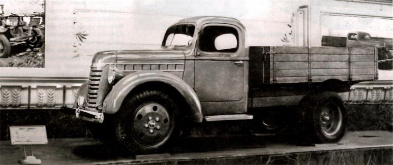    Лето 1940 года. Опытный экземпляр ГАЗ-51 экспонируется на Всесоюзной сельскохозяйственной выставке в Москве