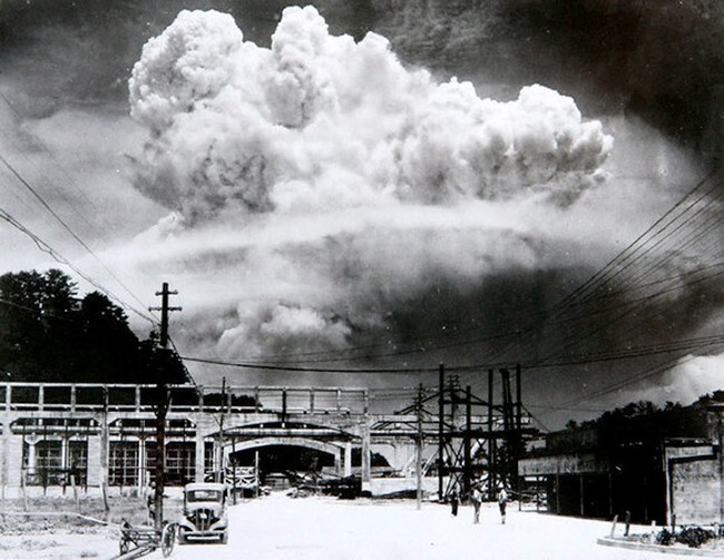 13. Эту фотографию сделали всего через пару секунд после взрыва бомбы в Нагасаки