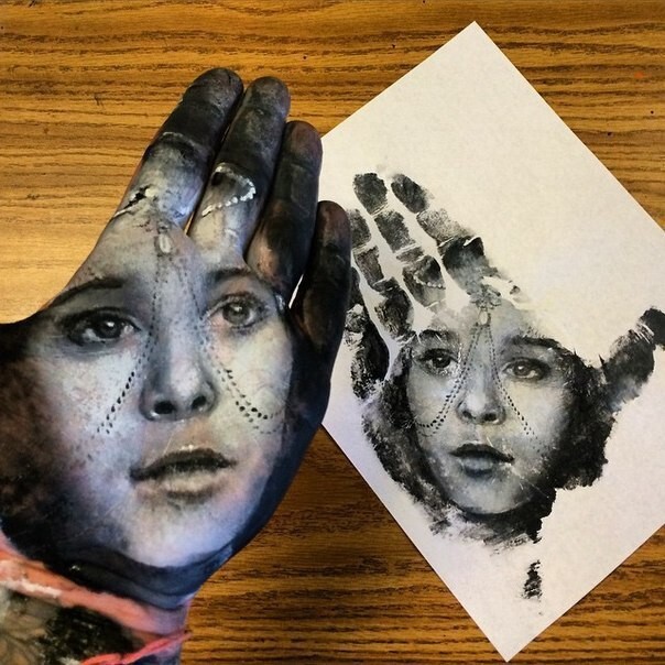 Школьный учитель рисует реалистичные портреты на ладони и переводит их на бумагу