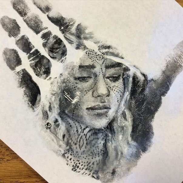 Школьный учитель рисует реалистичные портреты на ладони и переводит их на бумагу