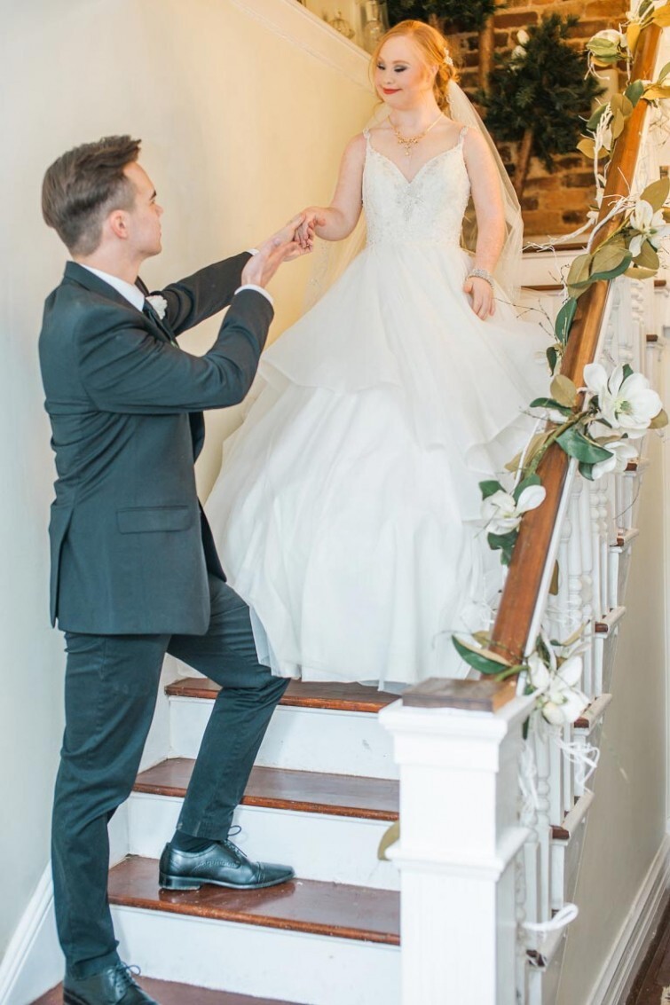 Модель с синдромом Дауна Маделин Стюарт приняла участие в красивой свадебной фотосессии